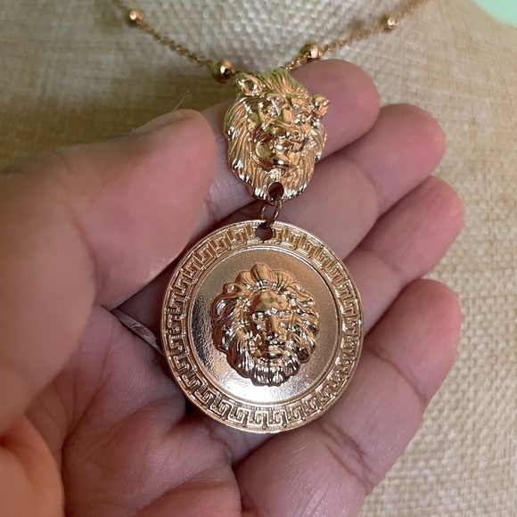 Elegant Gold Lions Pendant Necklace with Greek Key Pattern - Picture 3 of 7